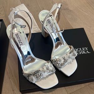 NWT Badgley Mischka Alexa Satin Rhinestone Flower Ornament Dress Heels bridal